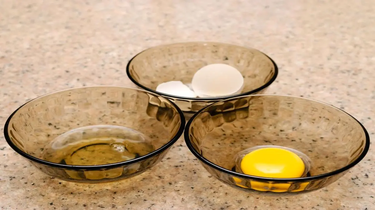 یک روش راحت برای جدا کردن زرده از سفیده تخم مرغ + ویدئو