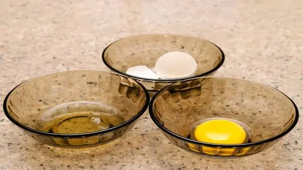 ترفند جدا کردن سه سوته زرده و سفیده تخم مرغ + ویدئو