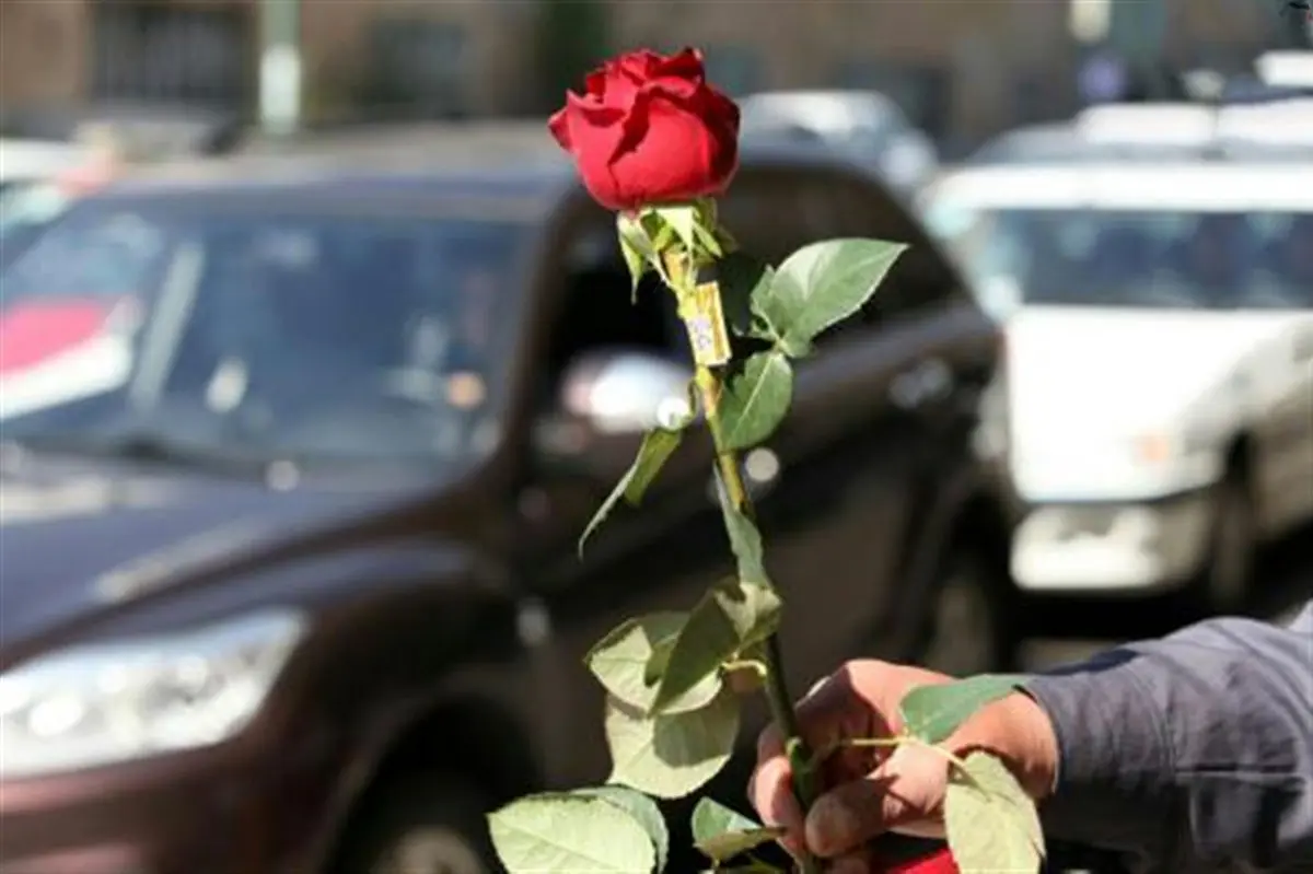 ویدئوی واکنش مردم به اهدای گل از طرف اسرائیل به مردم تهران!