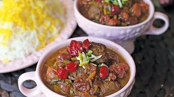 آموزش پخت خورش آلبالو با کوفته قلقلی، خورش خوشرنگ و خوشمزه فصل