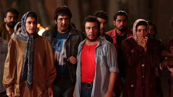 تصویر عجیب و دیده نشده از رضا عطاران در محاصره ۷ زن زیبا!