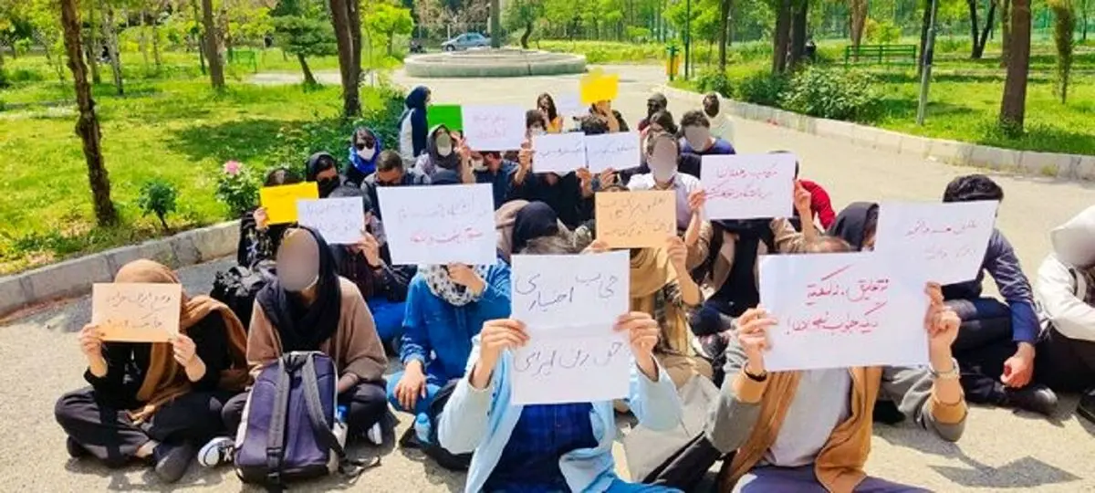 تجمع دانشجویان دانشگاه تهران در اعتراض به مقررات جدید پوشش