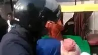 ضرب و شتم معلم ۷۰ ساله توسط دو پلیس! + ویدئو
