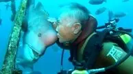 تصاویری عجیب از دوستی سی ساله یک مرد و ماهی غول‌پیکر