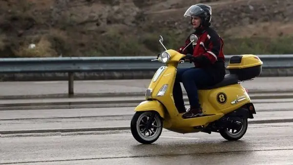 ویدئوی عجیب از تک‌چرخ زدن یک زن محجبه با موتورسیکلت درخیابان‌های تهران!