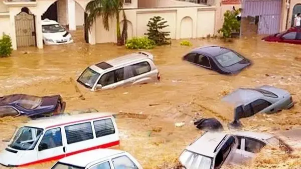 ویدئو: لحظات دلهره‌آور از گیر افتادن یک خانواده به همراه نوزاد در سیل مشهد