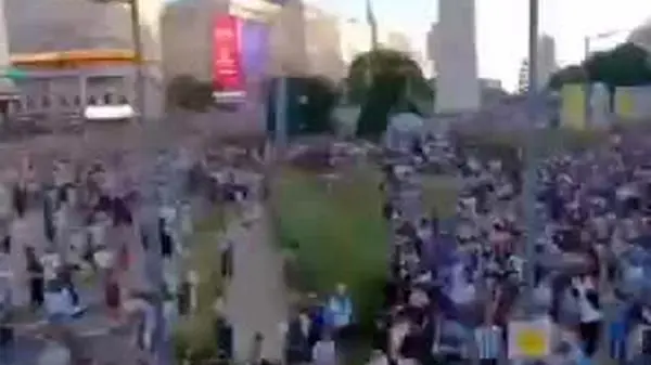 جشن قهرمانی آرژانتین به دلیل ازدحام جمعیت نیمه تمام ماند + ویدئو