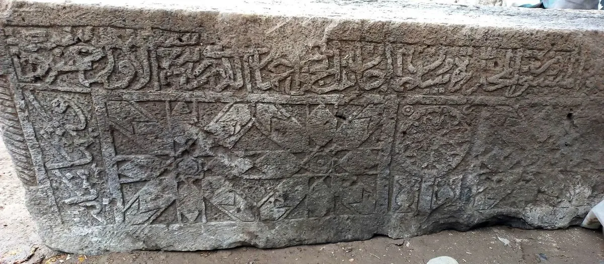 کشف سنگ حجاری شده طی عملیات عمرانی در شهرستان سراب