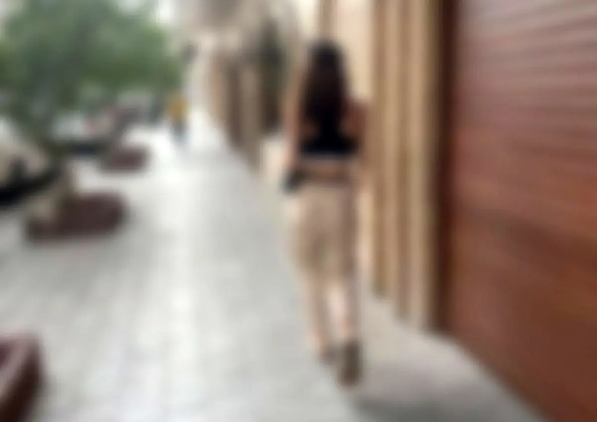 جنجال عکس یک دختر نیمه برهنه در خیابان‌های تهران!
