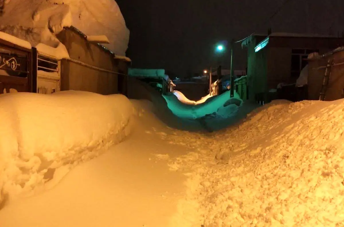 ویدئویی باورنکردنی از حجم بارش برف در کوهرنگ؛ ارتفاع برف تا بالای در منازل!