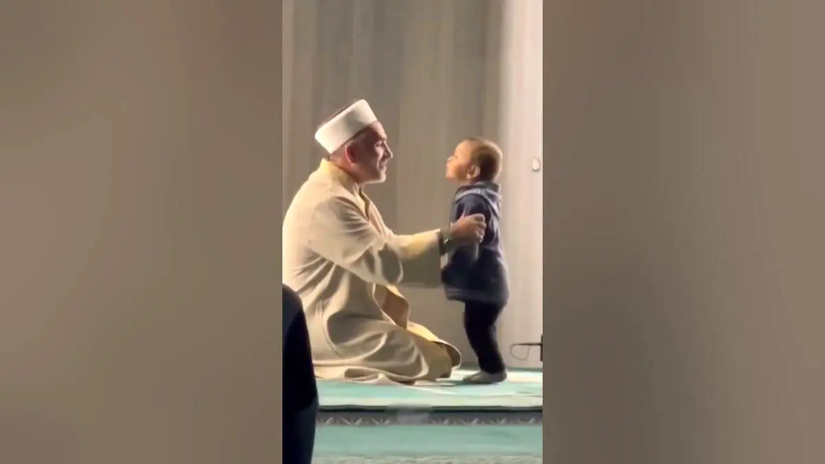ویدئوی بامزه و خنده‌دار از کودک و اماک جماعت مسجد!