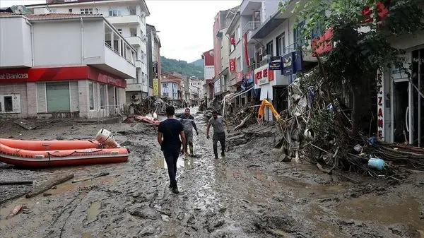 بارش باران‌های سیل‌آسا در آستارا شهر را به زیر آب برد!