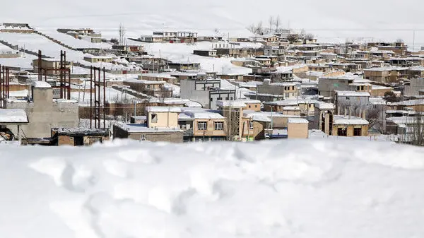 ویدئوی وحشتناک از دفن شدن خانه‌های کوهرنگ زیر برف و تخلیه اضطراری برخی خانه‌ها!