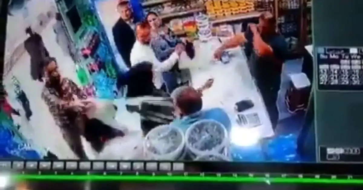 ویدئویی از رفتار زشت و زننده یک آمر به معروف و زدن سطل ماست به سر دو دختر بی‌حجاب