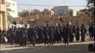 تجمع مردم شاهین‌شهر در اعتراض به مسمومیت دانش‌آموزان + ویدئو
