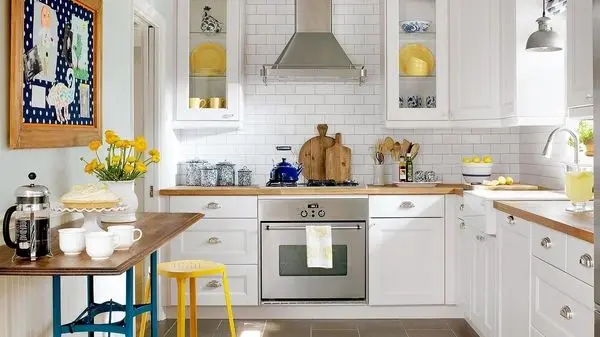 ترفندهای طلایی خانه‌داری با نمک؛ از بوگیری سینک ظرفشویی تا پاک کردن ظروف استیل