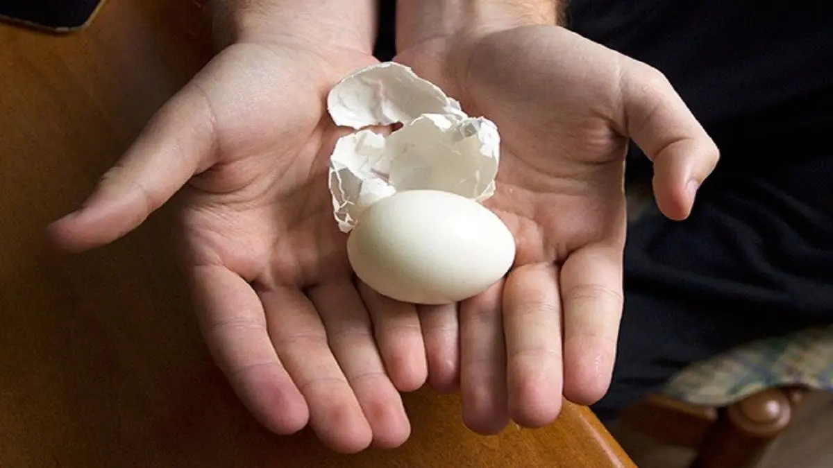 آموزش سریع‌ترین روش پوست کندن تخم مرغ آب پز + ویدئو