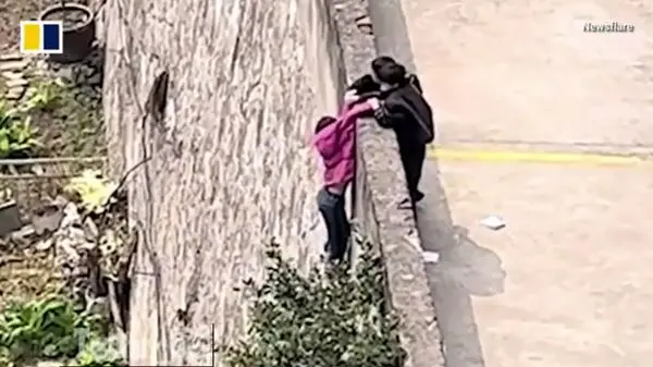 ویدئویی باورنکردنی از نجات یک دختر توسط دو کودک!