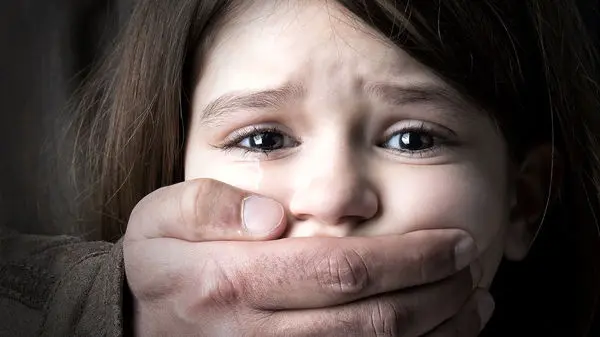 آزار وحشیانه کودک ۶ ساله توسط ناپدری سنگدل در رفسنجان!